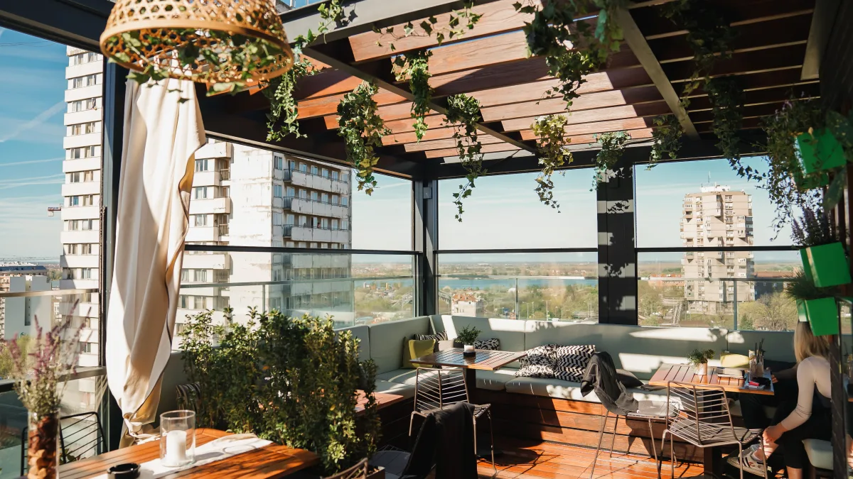 Terasa Heritage Rooftop restorana sa pogledom na grad