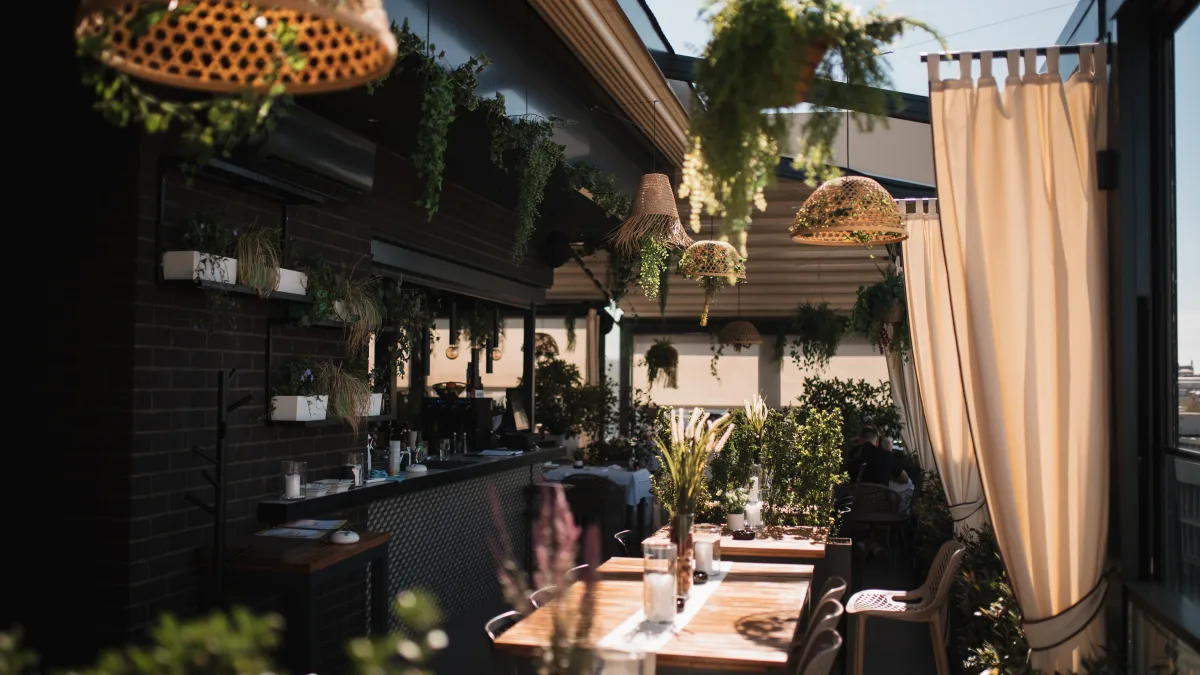 Sunčani ambijent Heritage Rooftop restorana